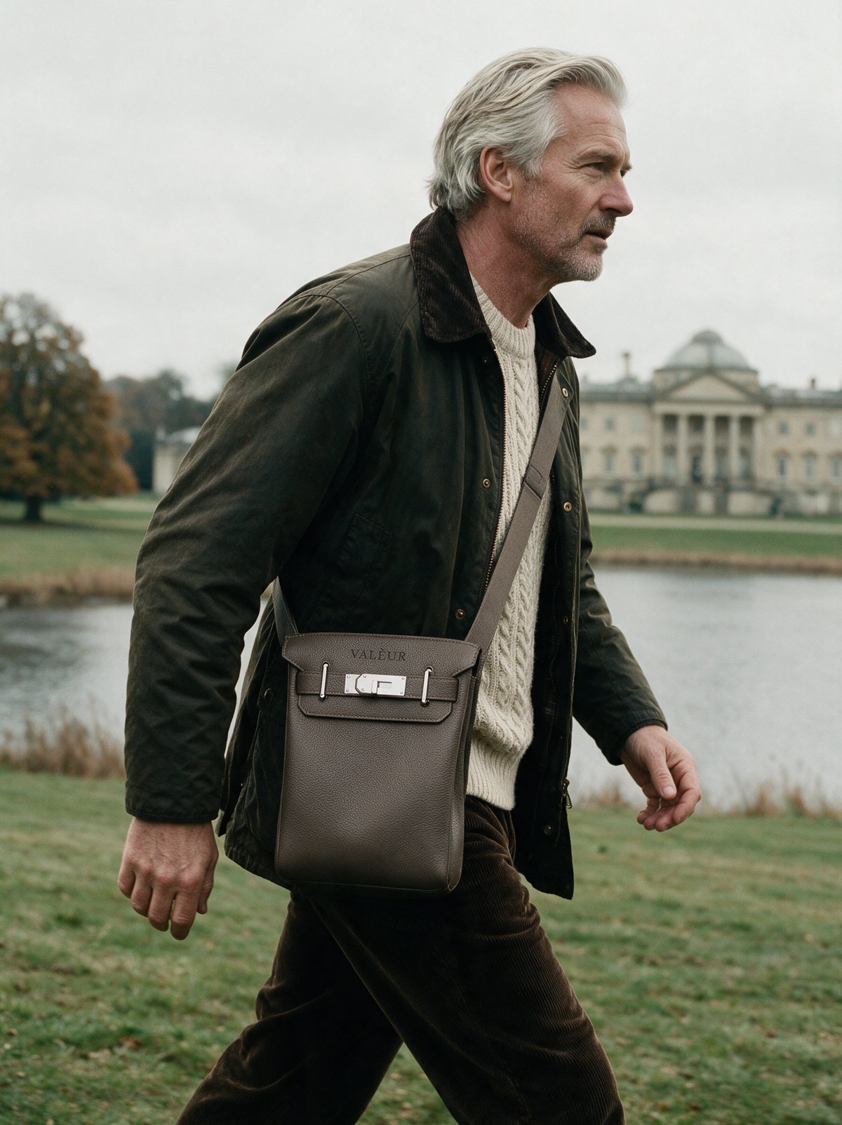 The Sling in Étoupe, walking by the lake