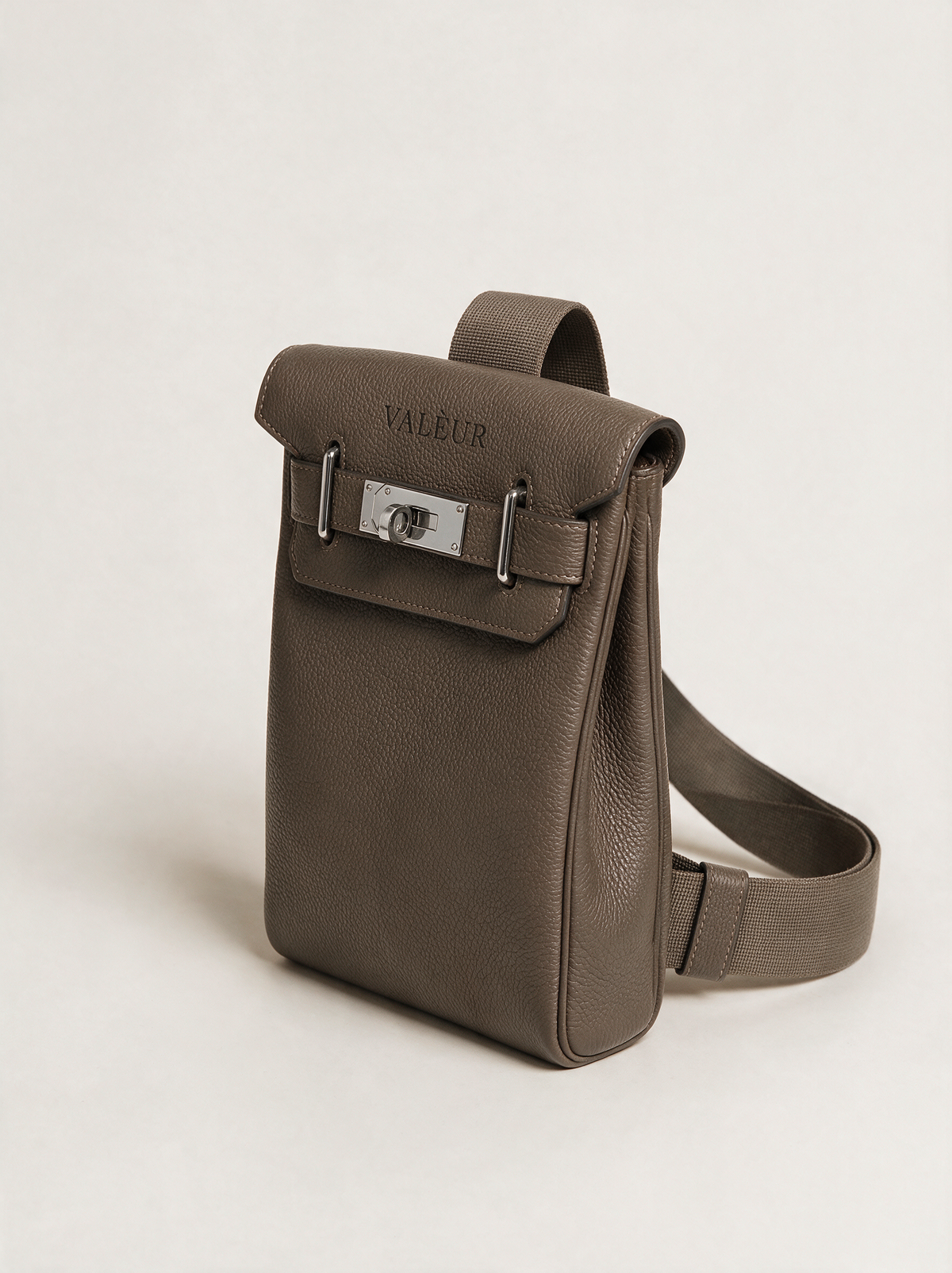 The Valèur Sling in Étoupe, three-quarter view