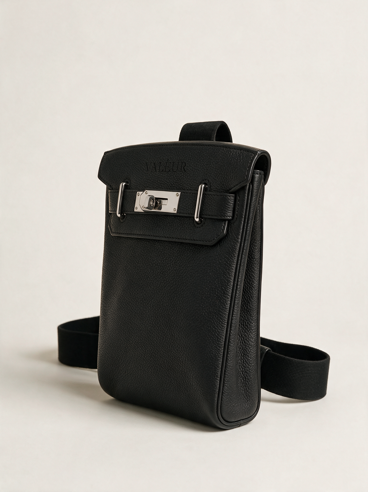 The Valèur Sling in Noir, three-quarter view